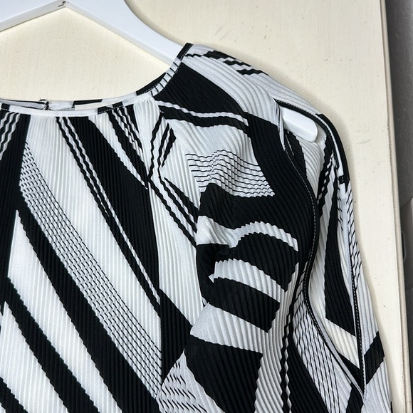 Chico's Fabulous Stripe Pleated Cold-Shoulder Top Size 3 - Picture 4 of 14